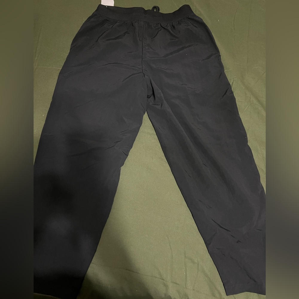 Nike Women's
Sportswear Essential
Woven High Rise Pants size small - Picture 6 of 9